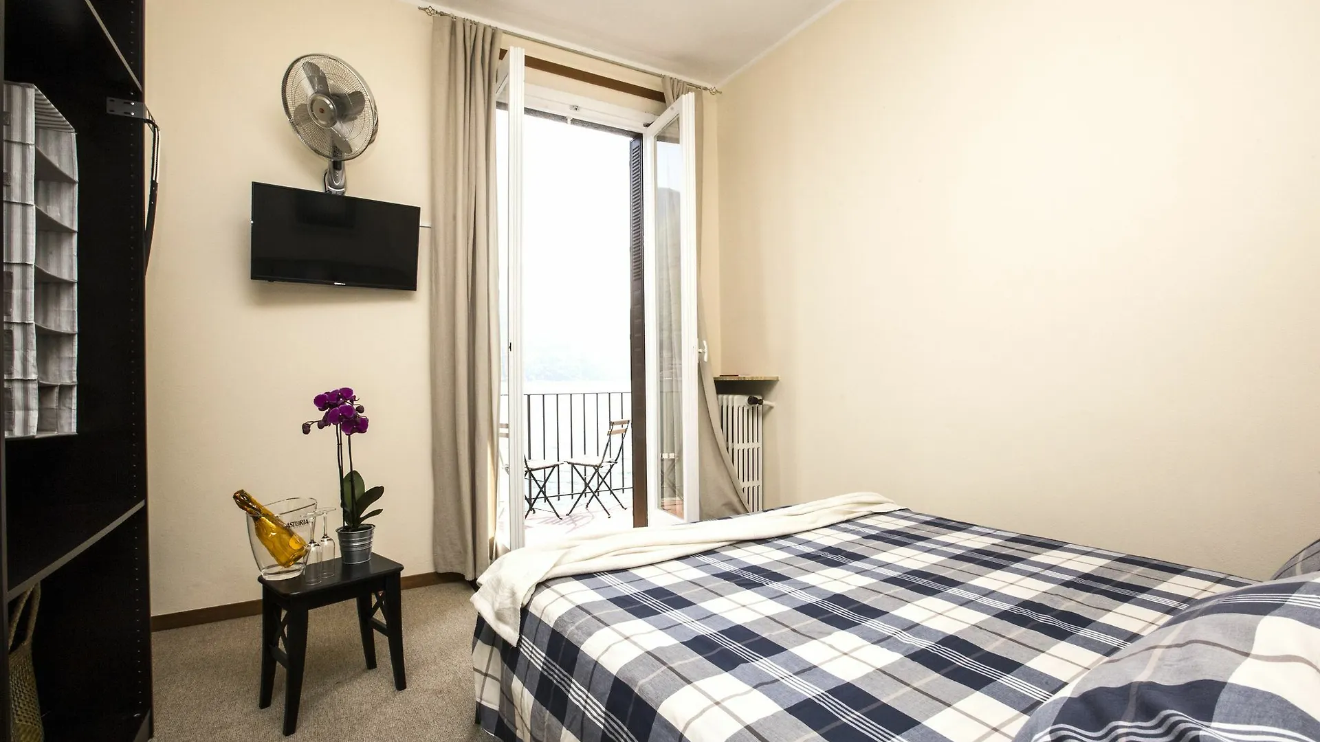 Darsena Di Riva Grande Hotel Moltrasio Italy
